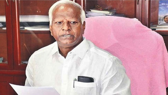 తనను విమర్శించే నైతిక హక్కు ఎవరికీ లేదు : కడియం