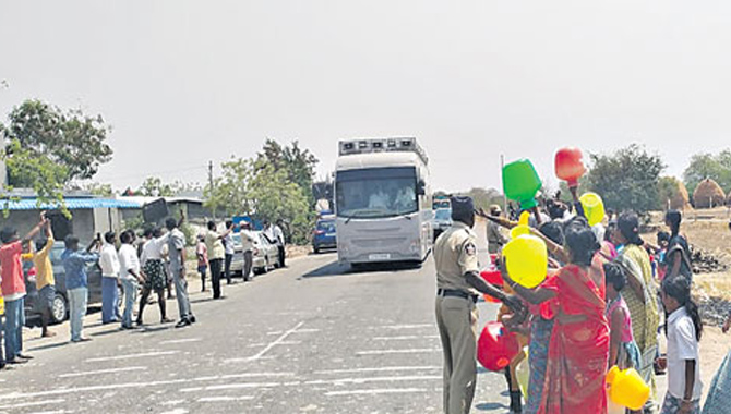 మేమంతా సిద్ధం బస్సు యాత్రలో.. సీఎం జగన్ కు నిరసన సెగ