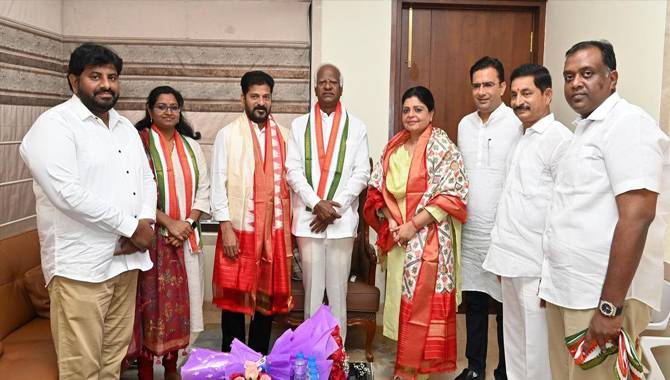కాంగ్రెస్ లో చేరిన కడియం శ్రీహరి, కావ్య