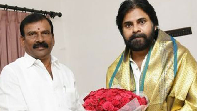 జనసేన ను వీడిన కీలక నేత.. షాక్ లో పవన్..