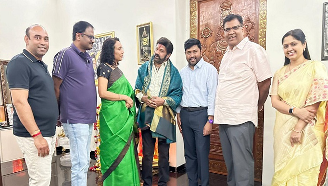 బాలకృష్ణను కలిసిన ఆటా నాయకులు… మహాసభలకు ఆహ్వానం బాలకృష్ణను కలిసిన ఆటా నాయకులు… మహాసభలకు ఆహ్వానం