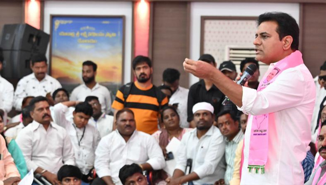 నేతన్నలు ఆత్మహత్యలు చేసుకుంటున్నా పట్టించుకోరా?: కేటీఆర్