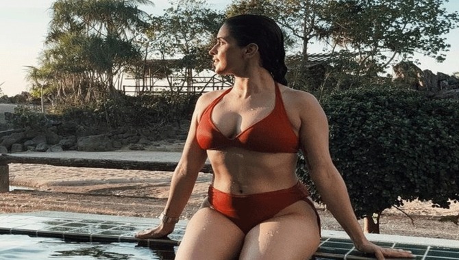 బికినీలో సన్యా అందాలు