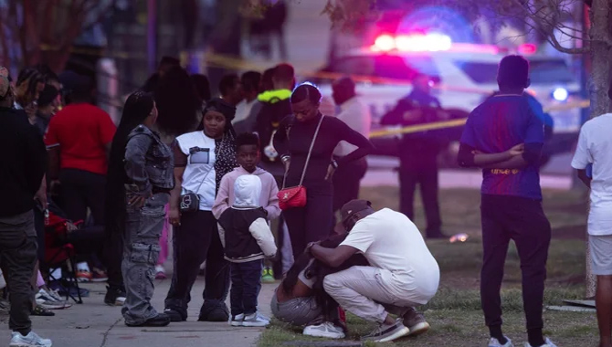 వాషింగ్టన్ లో దుండగుల కాల్పులు