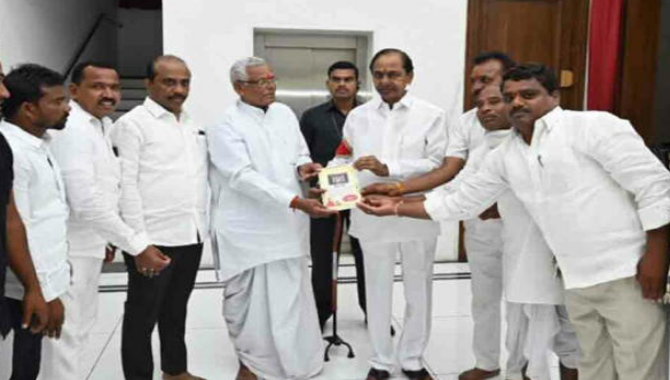 కేసీఆర్ ను ఆహ్వానించిన చింతమడక గ్రామస్తులు