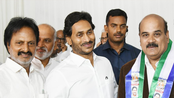 జగన్ తో తానా ఫౌండేషన్ మాజీ ఛైర్మన్ యార్లగడ్డ వెంకటరమణ భేటీ