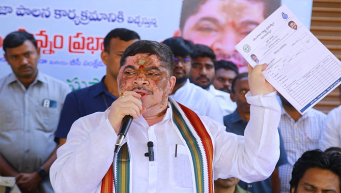 మంత్రి పొన్నం ప్రభాకర్ దీక్ష