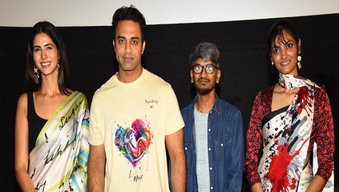 3 రొజులు 7 సిటీస్ లో 8 స్క్రీన్స్ లో ప్రేక్ష‌కుల‌కి ల‌వ్,మౌళి ట్రైల‌ర్ చూపించిన హీరో న‌వ‌దీప్ అండ్ టీమ్‌