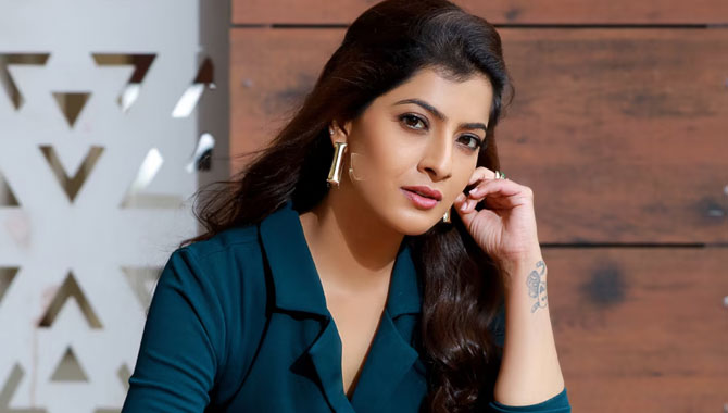 అలాంటి పాత్ర‌ల‌కు కూడా సిద్ధ‌మే: వ‌ర‌ల‌క్ష్మి శ‌ర‌త్ కుమార్