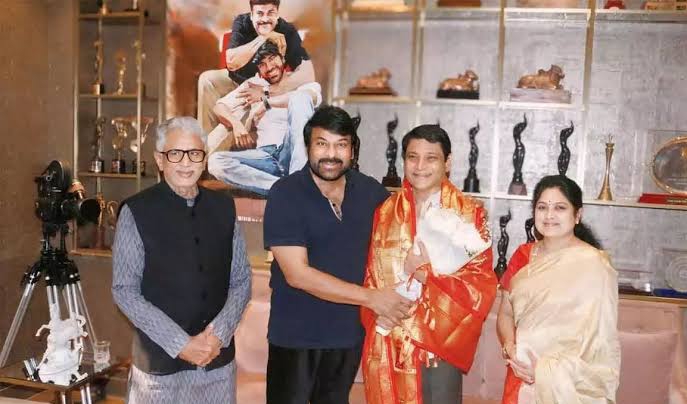 100వ వ సారి చిరంజీవి బ్లడ్ బ్యాంకులోరక్తదానం చేసిన నటుడు మహర్షి రాఘవ.. మెగాస్టార్ చిరంజీవి చేతుల మీదుగా ప్రత్యేక సన్మానం 100వ వ సారి చిరంజీవి బ్లడ్ బ్యాంకులోరక్తదానం చేసిన నటుడు మహర్షి రాఘవ.. మెగాస్టార్ చిరంజీవి చేతుల మీదుగా ప్రత్యేక సన్మానం