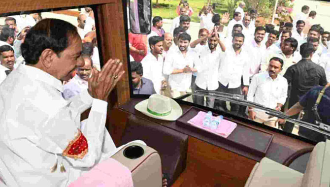 లోక్ సభ ఎన్నికల ప్రచారానికి కేసీఆర్ గులాబీ బస్సు రెడీ..