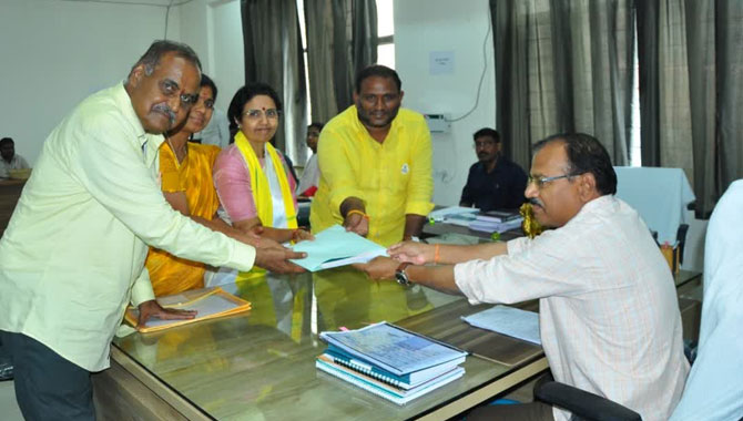 చంద్రబాబు తరపున నామినేషన్ వేసిన భువనేశ్వరి