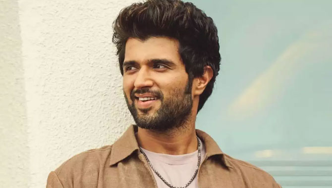 వైజాగ్ వెళ్ల‌నున్న VD12 టీమ్