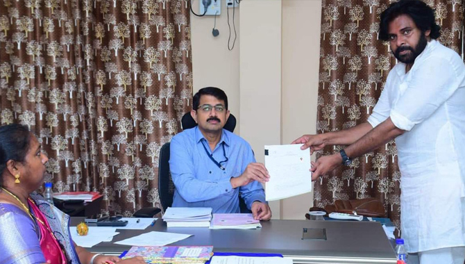 నామినేషన్ వేసిన జనసేన అధినేత పవన్