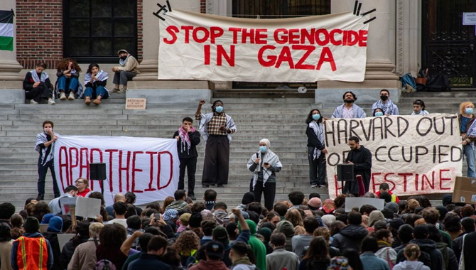 అమెరికా వర్శిటీల్లో నిరసనల హోరు అమెరికా వర్శిటీల్లో నిరసనల హోరు