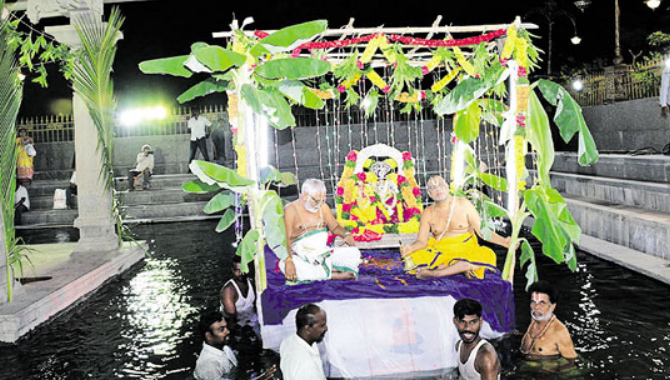 యాదాద్రిలో వైభవంగా తెప్పోత్సవం