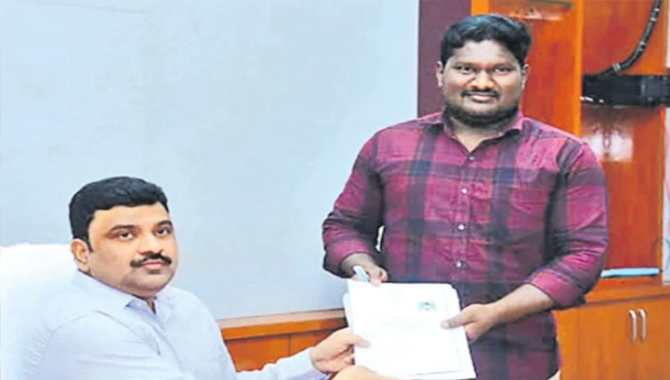 వైసీపీ ఎంపీ నందిగం సురేశ్ పై.. వాలంటీర్ ఆనందబాబు పోటీ