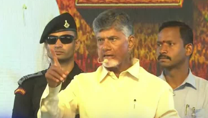 ఆ పార్టీని బంగాళాఖాతంలో కలిపేయాలి : చంద్రబాబు