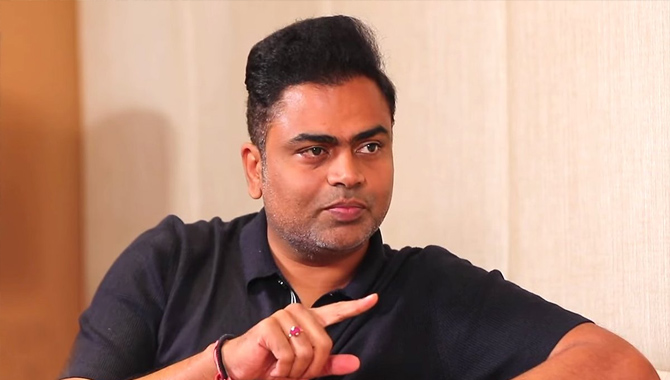 బాలీవుడ్ ఎంట్రీ కోసం ట్రై చేస్తున్న వంశీ పైడిప‌ల్లి