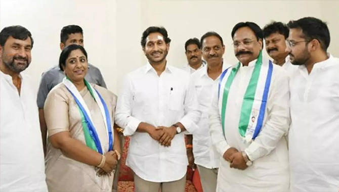 నామినేషన్ క్లోజింగ్ రోజు టీడీపీ కు భారీ షాక్..