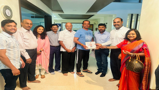 మంత్రి కోమటిరెడ్డిని కలిసిన టీటీఏ నాయకులు మంత్రి కోమటిరెడ్డిని కలిసిన టీటీఏ నాయకులు