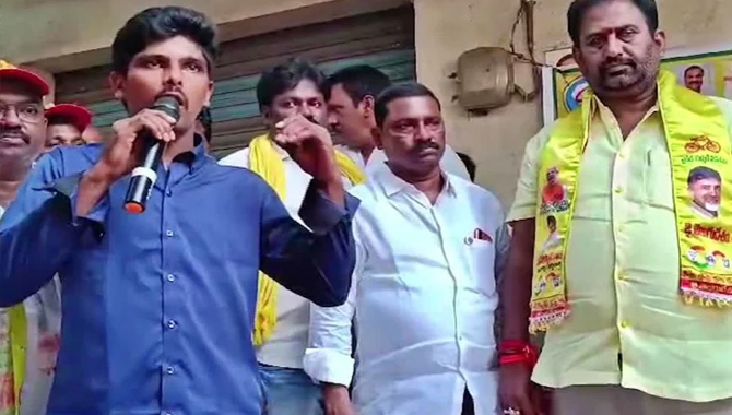 పసుపు తీర్థం పుచ్చుకున్న కోడి కత్తి శీను.. 