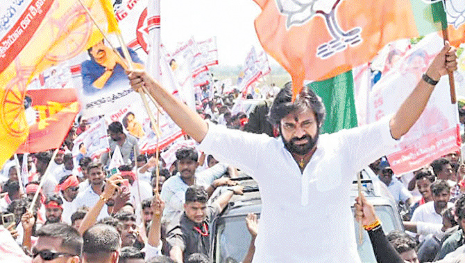 పిఠాపురం నివాసం నుంచి కదిలిన పవన్ పొలిటికల్ ర్యాలీ..