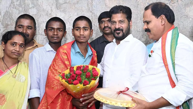 సాయిచరణ్ ను అభినందించిన సీఎం రేవంత్ రెడ్డి