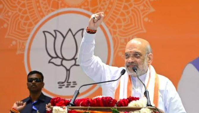 కేంద్రమంత్రి అమిత్ షా కు త్రుటిలో తప్పిన ప్రమాదం