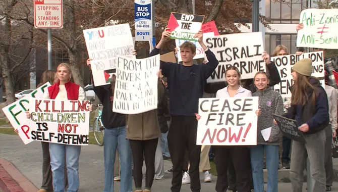 అమెరికా వర్సీటీల్లో మొదలైన ఆందోళనలు అమెరికా వర్సీటీల్లో మొదలైన ఆందోళనలు