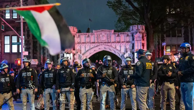 కొలంబియా వర్సిటీలో ఉద్రిక్తత.. 300 మందికి పైగా ఆందోళకారులను కొలంబియా వర్సిటీలో ఉద్రిక్తత.. 300 మందికి పైగా ఆందోళకారులను