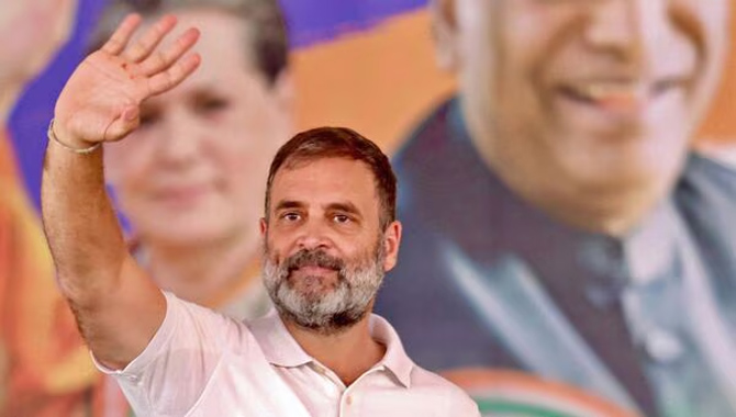 గాంధీ కుటుంబం అమేఠీని వదిలి పారిపోయిందా..?