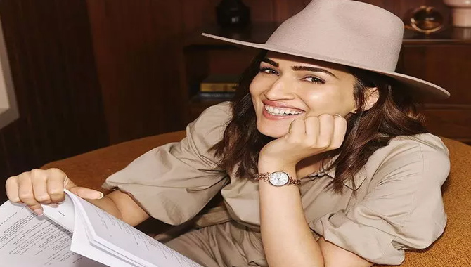 క్లోజ‌ప్ లో కృతి థైస్ అందాలు