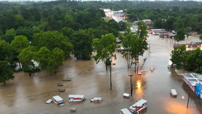 టెక్సాస్ ను ముంచెత్తుతున్న వరదలు టెక్సాస్ ను ముంచెత్తుతున్న వరదలు