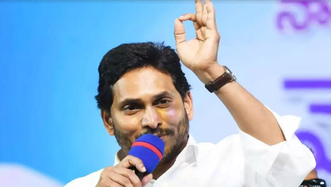 ఆంధ్రాలో పథకాలకు బ్రేక్ వేసిన ఈసీ.. స్పందించిన జగన్..