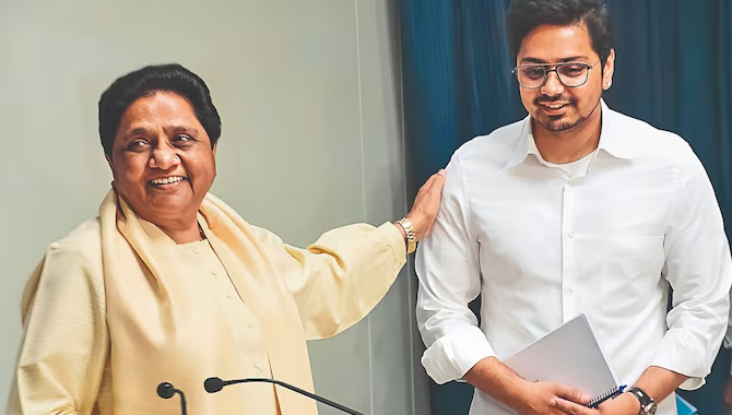మాయవతి కీలక నిర్ణయం… తన రాజకీయ వారసుడిని
