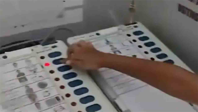 లోక్ సభ ఎన్నికల్లో ..ఓటు వేసిన బాలుడు