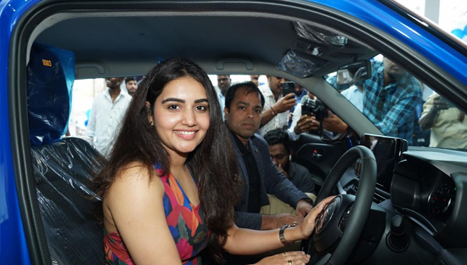 THE EPIC NEW  SWIFT launched at Pavan Motors in Serilingampally by Actress Soniya Singh