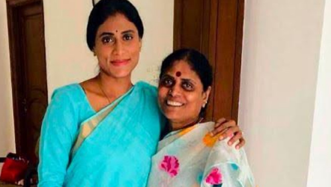 షర్మిల వెంటే విజయమ్మ..