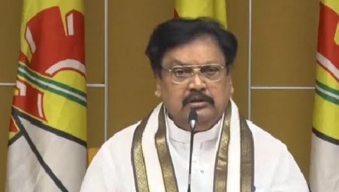 మీ ఓటు హక్కును దొంగల చేతికి వెళ్ళనివ్వకండి.. వర్ల..