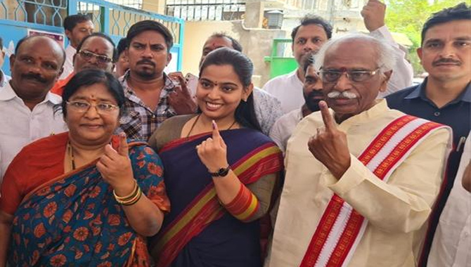 ప్రజలు పెద్ద సంఖ్యలో ఓటు హక్కును వినియోగించుకోవాలి..బండారు దత్తాత్రేయ