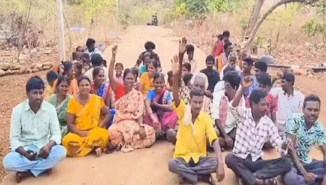 పోలింగ్ బహిష్కరించిన వినూత్నంగా నిరసన తెలిపిన గ్రామస్తులు..