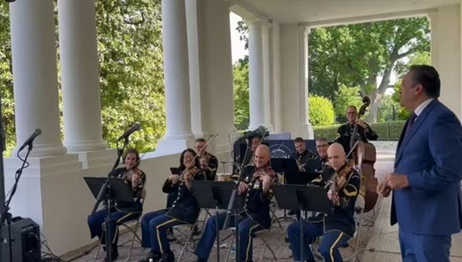 వైట్ హైస్ లో సారే జహాసే అచ్ఛా కార్యక్రమం వైట్ హైస్ లో సారే జహాసే అచ్ఛా కార్యక్రమం