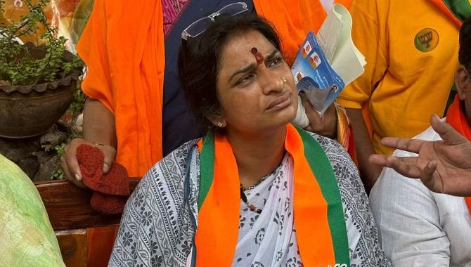 బీజేపీ ఎంపీ అభ్యర్థి మాధవీలతపై దాడికి యత్నం..  ఎంఐఎం నాయకులపై కేసు