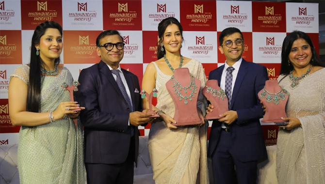 మంగత్రయి నీరజ్ జ్యువలరీ లో “వీనస్ – ద గాడెస్ ఆఫ్ ఎమరాల్డ్” పేరుతో ప్రత్యేక కలెక్షన్ ను ఆవిష్కరించిన రాశి ఖన్నా 