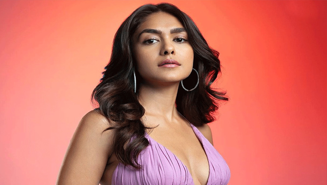 బాలీవుడ్ ను ఫోక‌స్ చేసిన మృణాల్