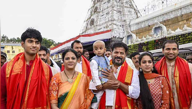 తిరుమల శ్రీవారి సేవలో సీఎం రేవంత్ కుటుంబం