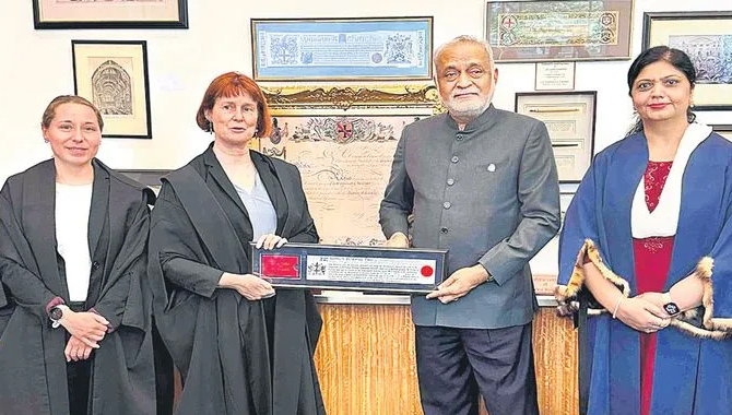 దాజీకి ఫ్రీడమ్ ఆఫ్ ది సిటీ ఆఫ్ లండన్ అవార్డు