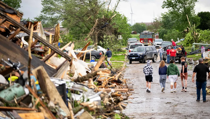 అమెరికాలో టోర్నడో బీభత్సం అమెరికాలో టోర్నడో బీభత్సం