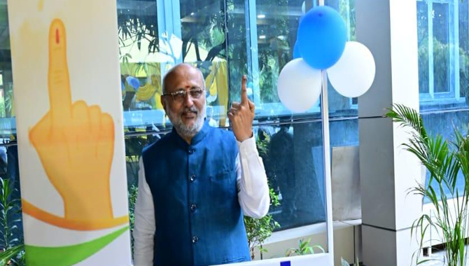 ఓటు హక్కు వినియోగించుకున్న తెలంగాణ గవర్నర్